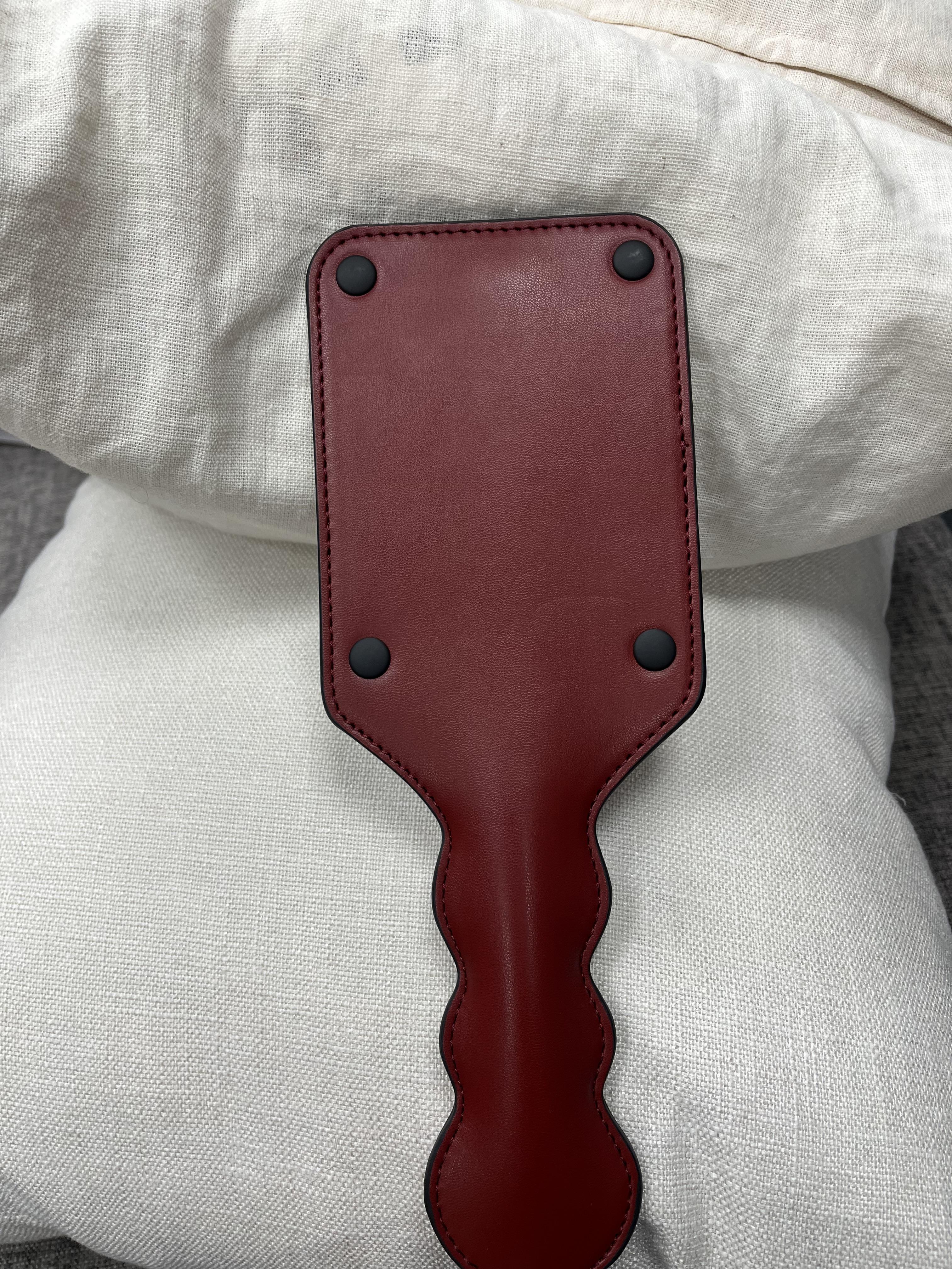 Sportsheets Saffron Square paddle rosso in vegan leather